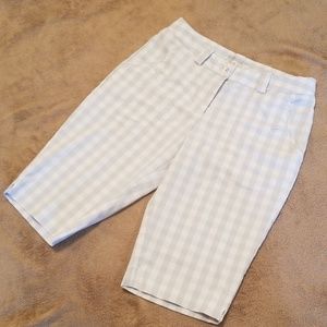 NIKE Size 4 woman's burmuda golf shorts ⛳